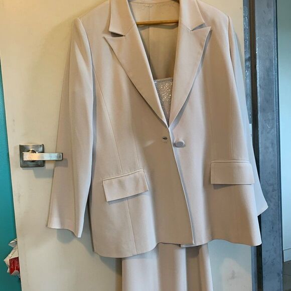 NWOT, hard/clam shell/wristlet/cross body purse/bag, champagne colour, crystals - Picture 8 of 13